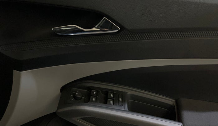 2025 Skoda KUSHAQ  Signature 1.0L TSI MT , Petrol, Manual, 7,939 km, Driver Side Door Panels Control