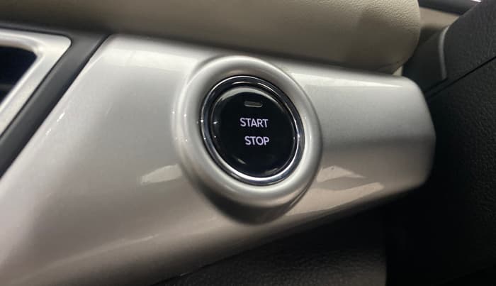 2022 Mahindra XUV700 AX 7 D MT 7 STR, Diesel, Manual, 68,571 km, Keyless Start/ Stop Button