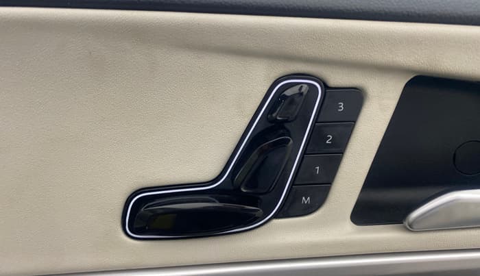 2022 Mahindra XUV700 AX 7 D MT 7 STR, Diesel, Manual, 68,571 km, Driver Side Adjustment Panel