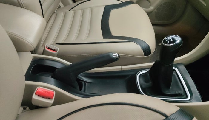 2016 Maruti Ciaz ZDI SHVS, Diesel, Manual, 72,307 km, Gear Lever