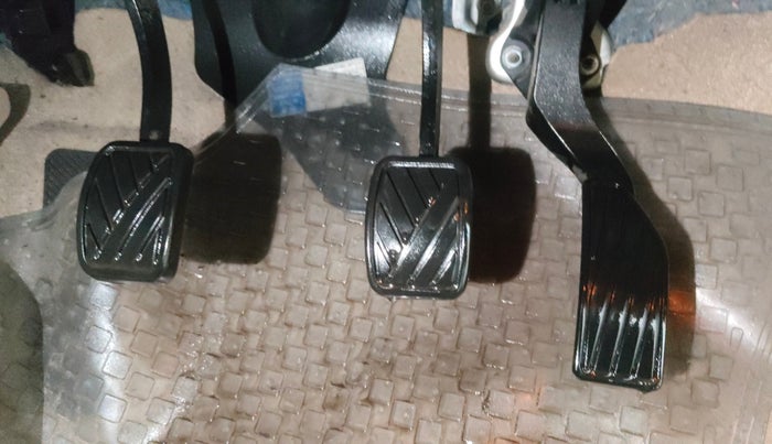 2016 Maruti Ciaz ZDI SHVS, Diesel, Manual, 72,307 km, Pedals