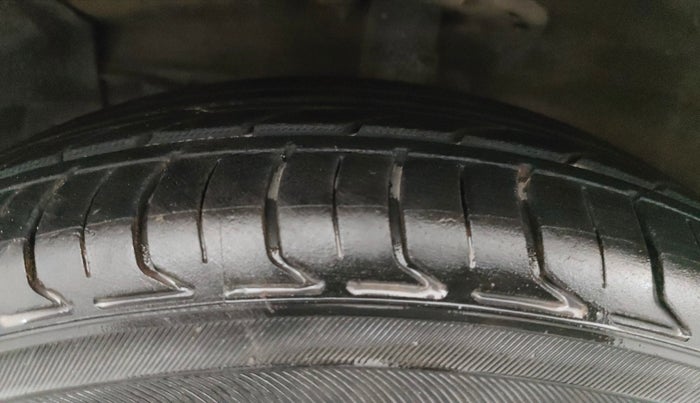 2016 Maruti Ciaz ZDI SHVS, Diesel, Manual, 72,307 km, Left Front Tyre Tread