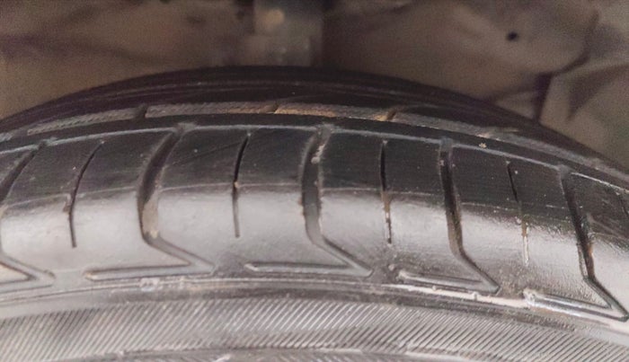 2016 Maruti Ciaz ZDI SHVS, Diesel, Manual, 72,307 km, Right Front Tyre Tread