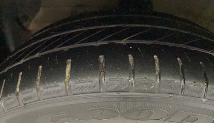 2013 Hyundai Grand i10 SPORTZ 1.2 KAPPA VTVT, Petrol, Manual, 28,268 km, Left Front Tyre Tread