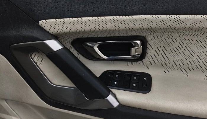2023 Tata Safari XZA PLUS O 6STR, Diesel, Automatic, 33,899 km, Driver Side Door Panels Control