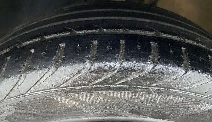 2018 Volkswagen Ameo COMFORTLINE 1.0, Petrol, Manual, 28,430 km, Left Front Tyre Tread