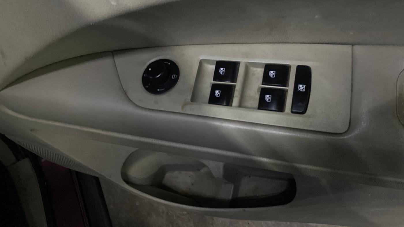 2018 Mahindra MARAZZO M8 7 STR, Diesel, Manual, 1,15,412 km, Driver Side Door Panels Control