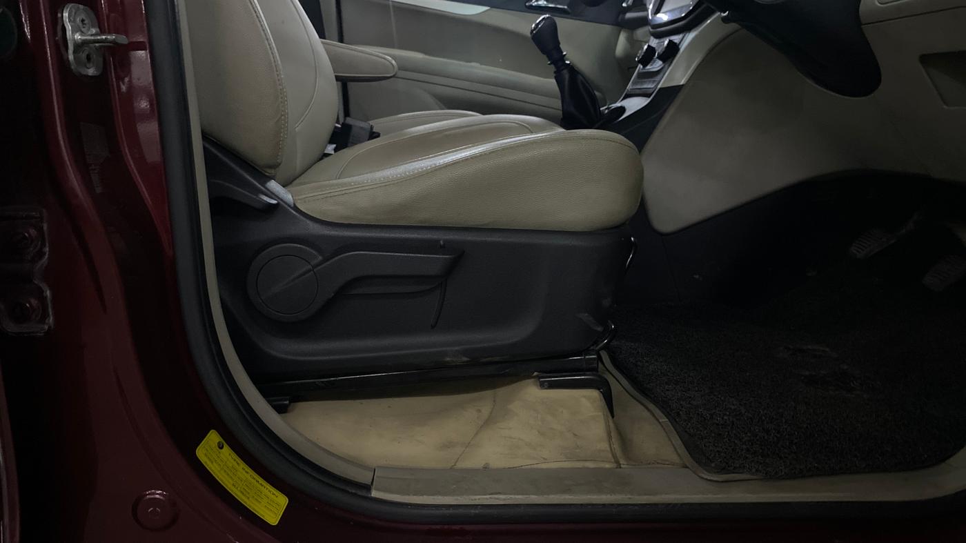 2018 Mahindra MARAZZO M8 7 STR, Diesel, Manual, 1,15,412 km, Driver Side Adjustment Panel