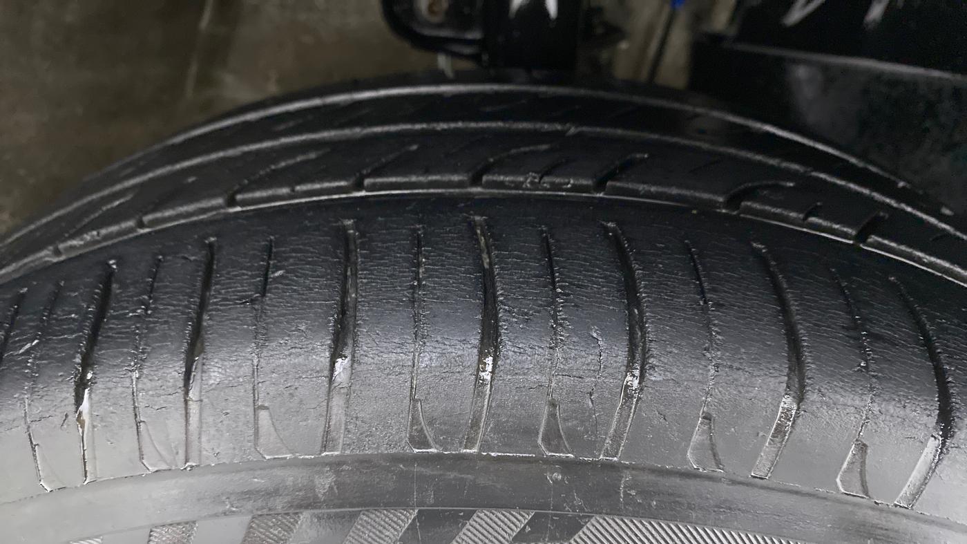 2016 Mahindra Kuv100 K6 D 5 STR, Diesel, Manual, 43,073 km, Right Front Tyre Tread
