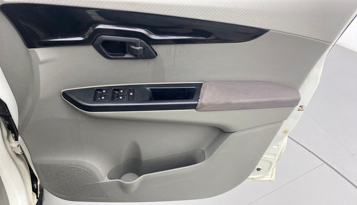 2016 Mahindra Kuv100 K6 D 5 STR, Diesel, Manual, 43,073 km, Driver Side Door Panels Control