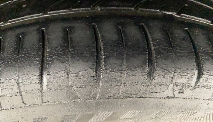 2016 Mahindra Kuv100 K8 6 STR, Petrol, Manual, 32,042 km, Left Rear Tyre Tread