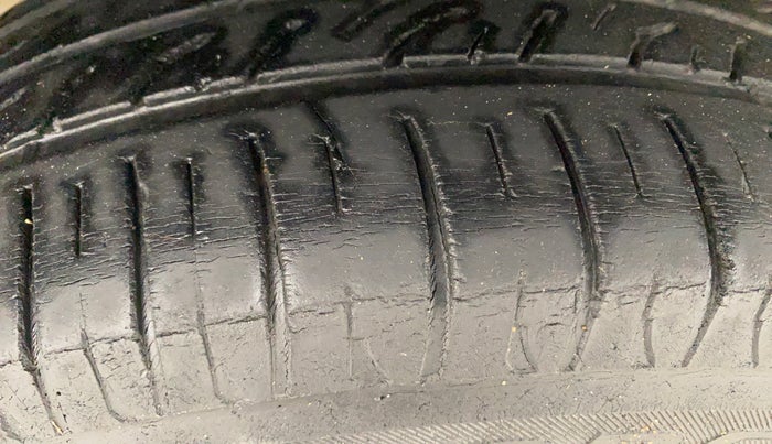 2016 Mahindra Kuv100 K8 6 STR, Petrol, Manual, 32,042 km, Right Rear Tyre Tread