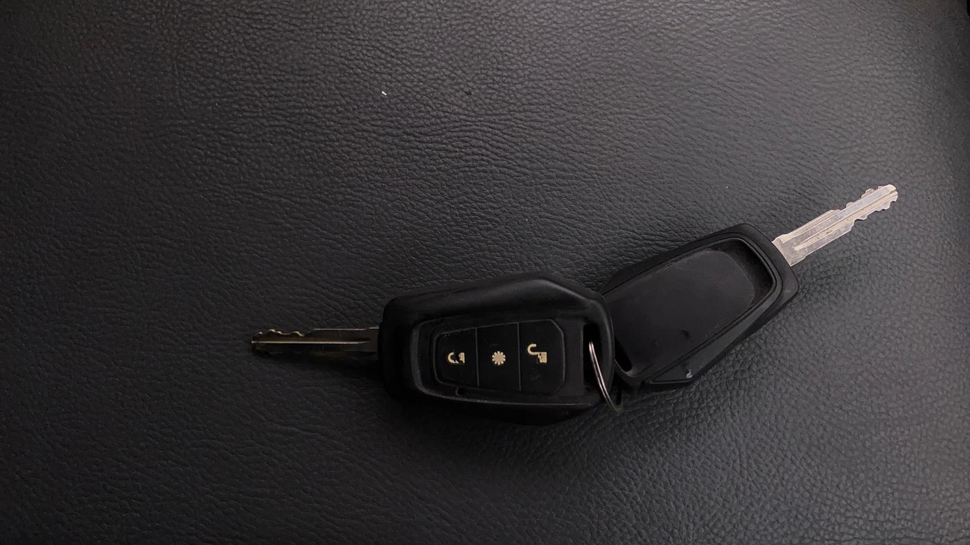 2016 Mahindra Kuv100 K8 6 STR, Petrol, Manual, 32,042 km, Key Close Up