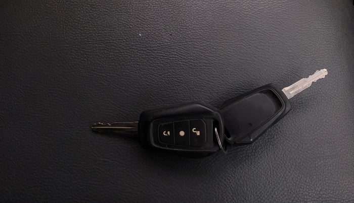 2016 Mahindra Kuv100 K8 6 STR, Petrol, Manual, 32,042 km, Key Close Up