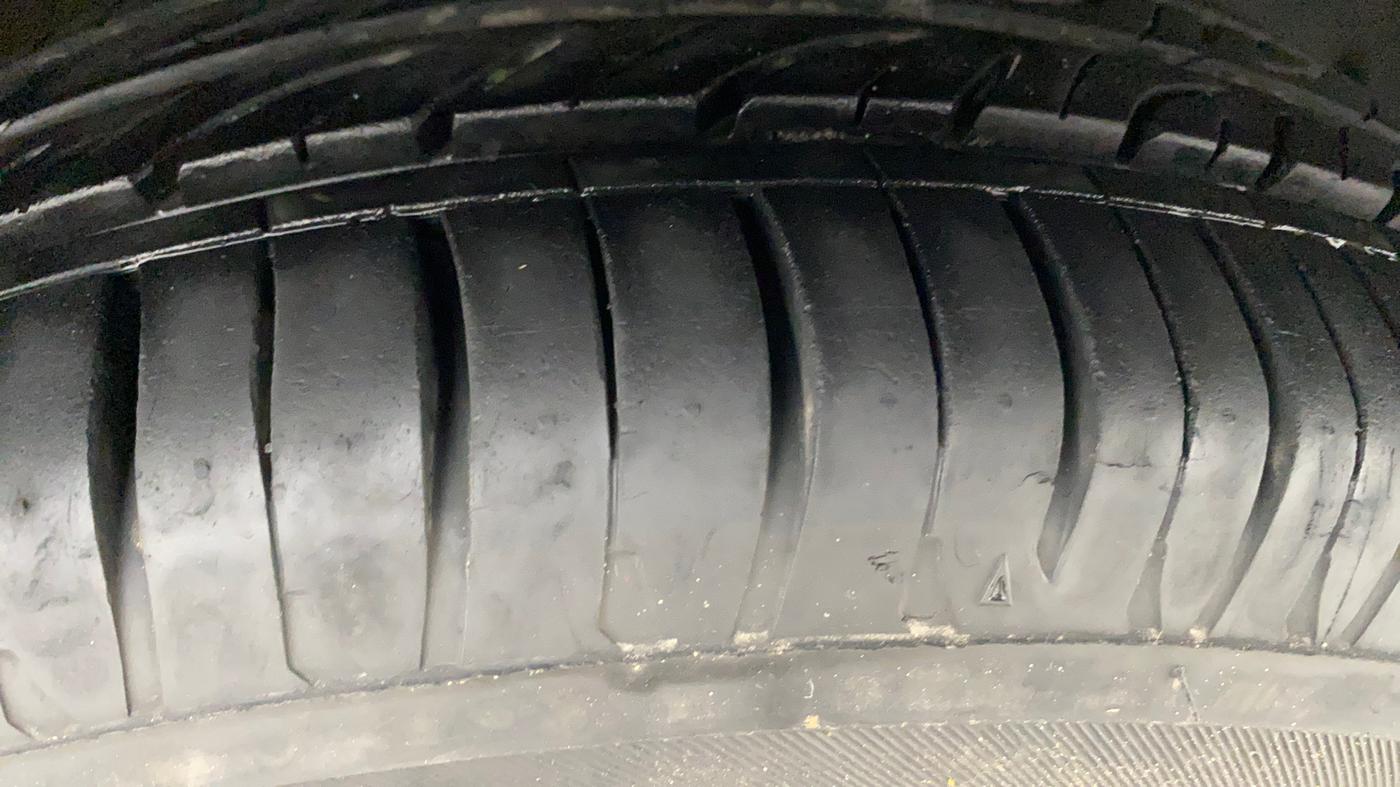2016 Mahindra Kuv100 K8 6 STR, Petrol, Manual, 32,042 km, Right Front Tyre Tread