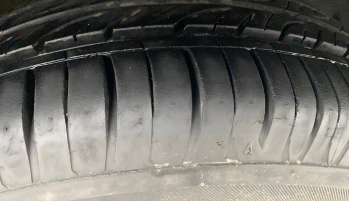 2016 Mahindra Kuv100 K8 6 STR, Petrol, Manual, 32,042 km, Right Front Tyre Tread