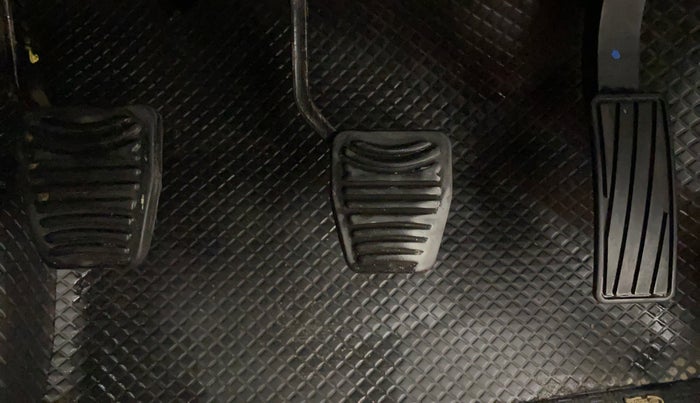 2016 Mahindra Kuv100 K8 6 STR, Petrol, Manual, 32,042 km, Pedals