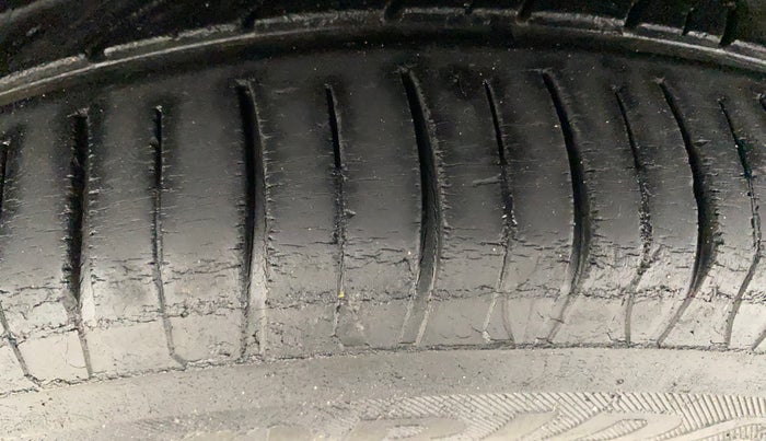 2016 Mahindra Kuv100 K8 6 STR, Petrol, Manual, 32,042 km, Left Front Tyre Tread