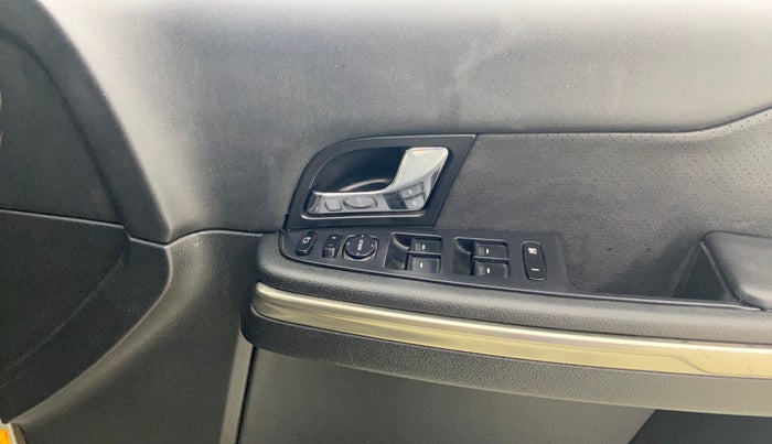 2018 Tata Hexa XT 4X2 7 STR, Diesel, Manual, 1,01,248 km, Driver Side Door Panels Control