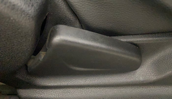 2017 Renault Kwid RXT 1.0, Petrol, Manual, 59,336 km, Driver Side Adjustment Panel