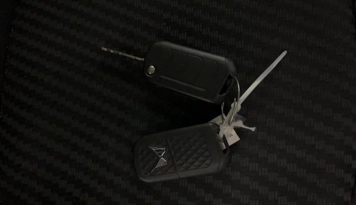 2023 Mahindra XUV300 W4 1.2 PETROL, Petrol, Manual, 35,728 km, Key Close Up