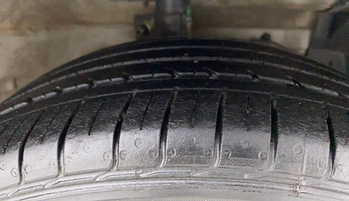 2021 Maruti Ciaz ALPHA  AT 1.5 SHVS PETROL, Petrol, Automatic, 31,708 km, Right Front Tyre Tread