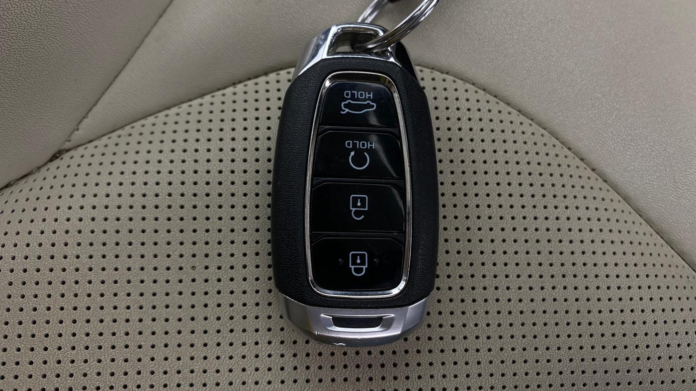 2024 Hyundai Verna SX(O) 1.5 MPI IVT , Petrol, Automatic, 9,034 km, Key Close Up