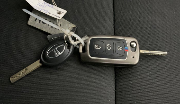 2024 Tata NEXON SMART PLUS S 1.2 REVOTRON, Petrol, Manual, 13,119 km, Key Close Up