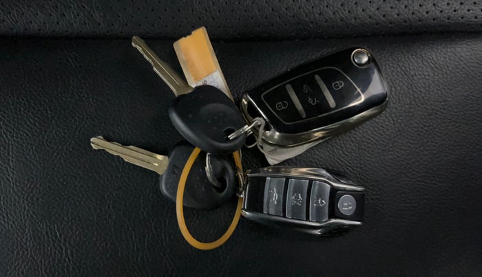 2023 KIA SONET HTE 1.2, Petrol, Manual, 19,618 km, Key Close Up