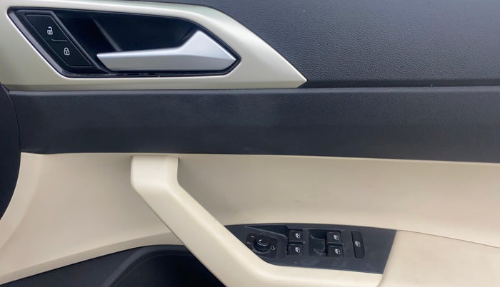 2022 Volkswagen VIRTUS HIGHLINE TSI 1.0 MT, Petrol, Manual, 61,366 km, Driver Side Door Panels Control