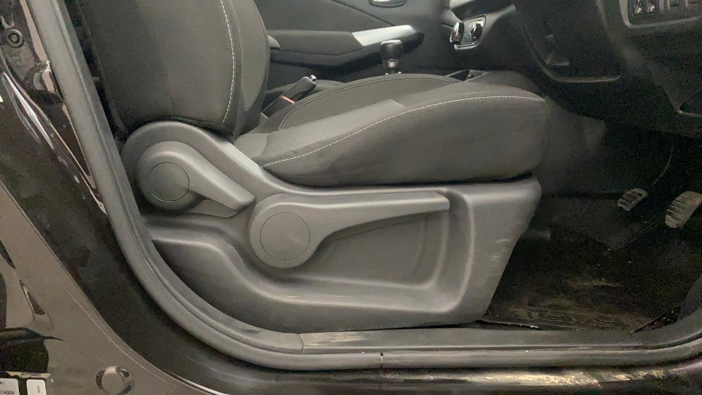 2019 Nissan Kicks XV DIESEL, Diesel, Manual, 56,916 km, Driver Side Adjustment Panel