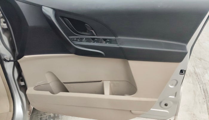 2016 Mahindra XUV500 W4, Diesel, Manual, 84,397 km, Driver Side Door Panels Control