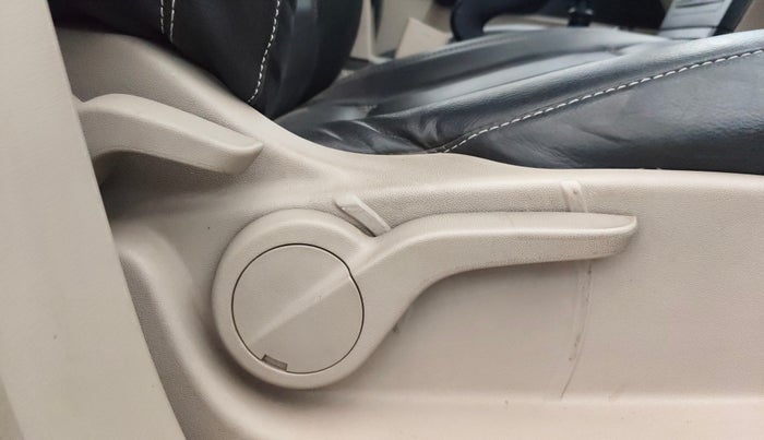 2016 Mahindra XUV500 W4, Diesel, Manual, 84,397 km, Driver Side Adjustment Panel