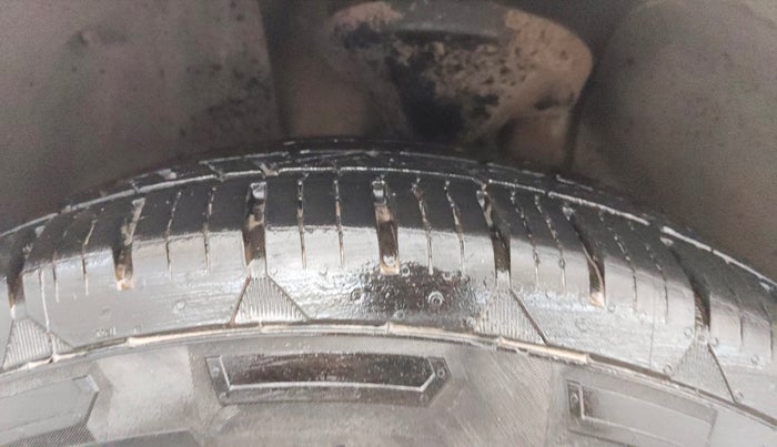 2016 Mahindra XUV500 W4, Diesel, Manual, 84,397 km, Left Front Tyre Tread