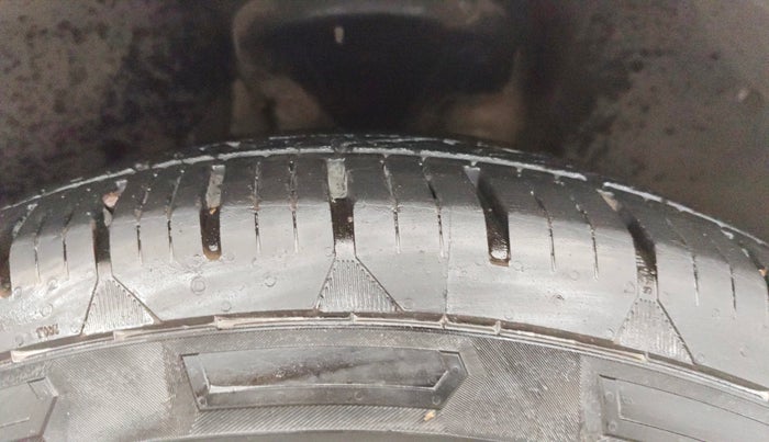 2016 Mahindra XUV500 W4, Diesel, Manual, 84,397 km, Right Front Tyre Tread