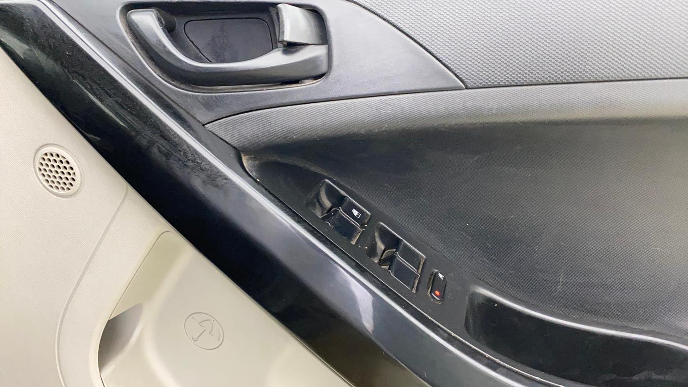 2018 Tata NEXON XT DIESEL, Diesel, Manual, 82,828 km, Driver Side Door Panels Control