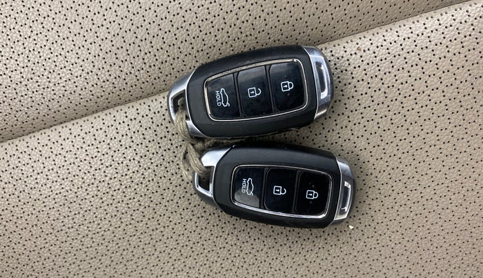 2017 Hyundai Verna 1.6 VTVT SX O, Petrol, Manual, 60,607 km, Key Close Up