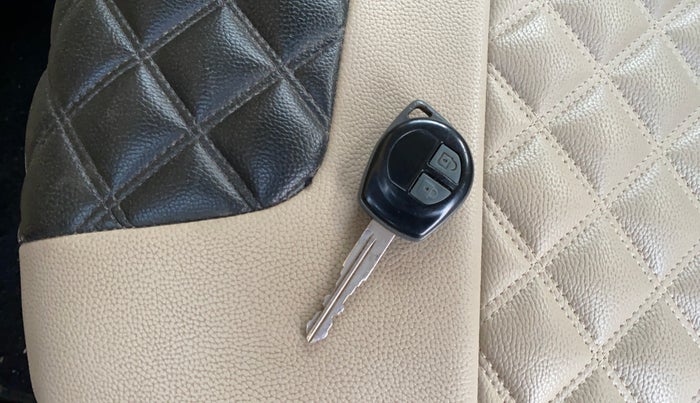 2017 Maruti Wagon R 1.0 VXI, CNG, Manual, 71,620 km, Key Close Up