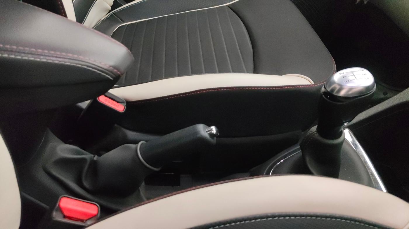 2018 Renault Captur RXT PETROL, Petrol, Manual, 43,274 km, Gear Lever