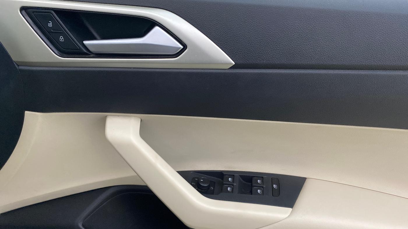 2023 Volkswagen VIRTUS TOPLINE TSI 1.0 AT, Petrol, Automatic, 77,369 km, Driver Side Door Panels Control