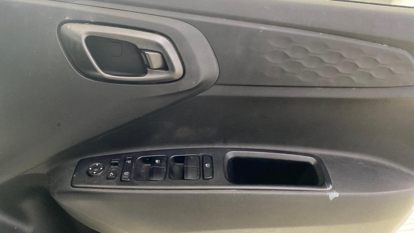 2021 Hyundai GRAND I10 NIOS SPORTZ 1.2 KAPPA VTVT DUAL TONE, Petrol, Manual, 83,757 km, Driver Side Door Panels Control