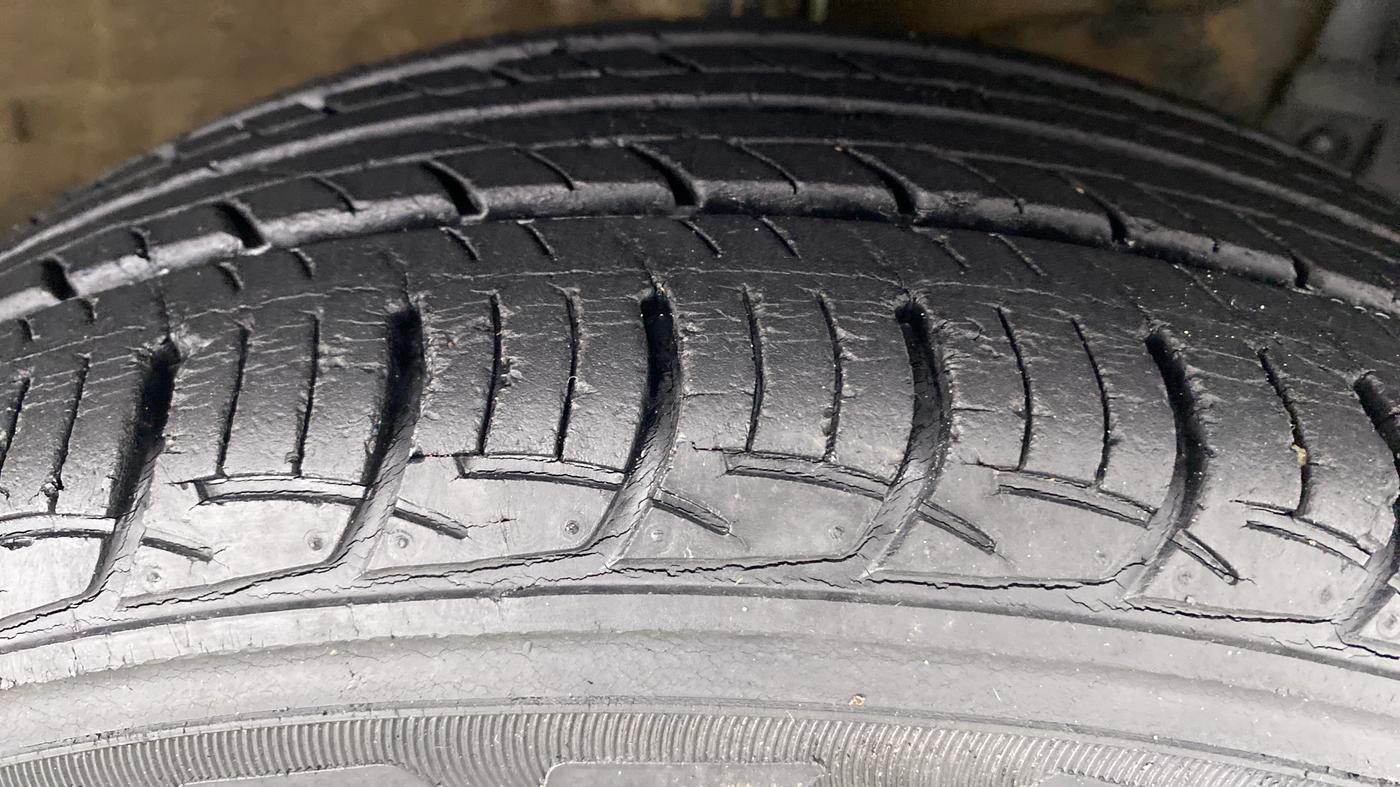2014 Maruti Swift ZXI D, Petrol, Manual, 12,469 km, Right Front Tyre Tread