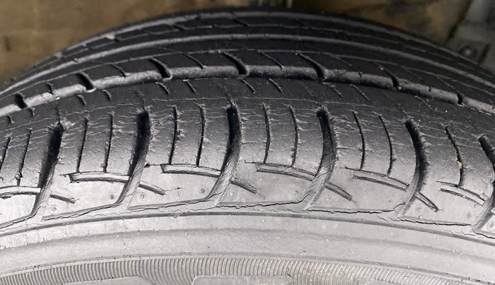 2014 Maruti Swift ZXI D, Petrol, Manual, 12,469 km, Right Front Tyre Tread