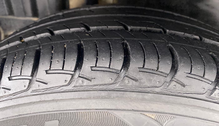 2014 Maruti Swift ZXI D, Petrol, Manual, 12,469 km, Right Rear Tyre Tread