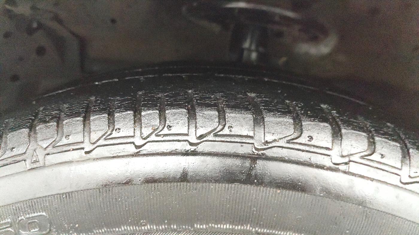 2020 Maruti Ciaz ALPHA  AT 1.5 SHVS PETROL, Petrol, Automatic, 81,801 km, Left Front Tyre Tread