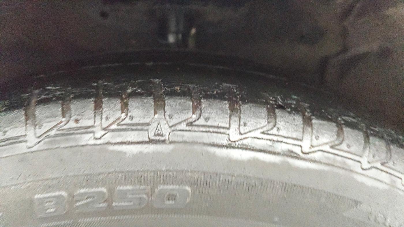 2020 Maruti Ciaz ALPHA  AT 1.5 SHVS PETROL, Petrol, Automatic, 81,801 km, Right Front Tyre Tread