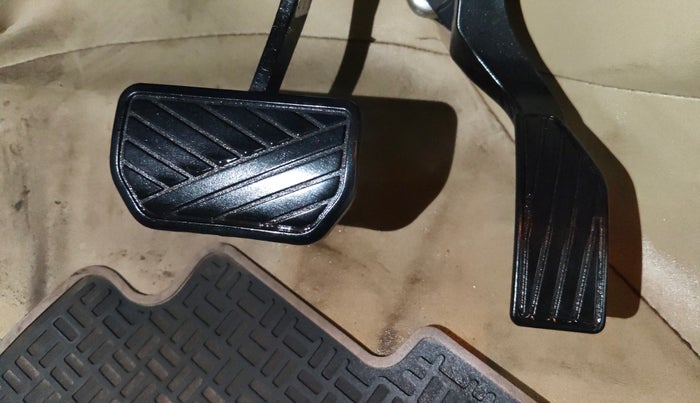 2020 Maruti Ciaz ALPHA  AT 1.5 SHVS PETROL, Petrol, Automatic, 81,801 km, Pedals