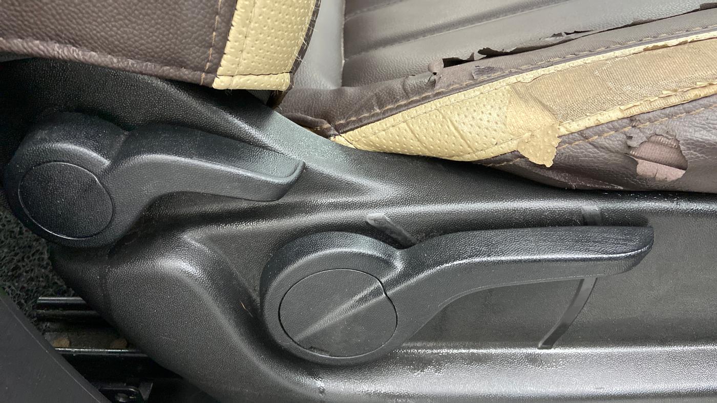 2020 Mahindra XUV500 W9 AT, Diesel, Automatic, 34,665 km, Driver Side Adjustment Panel