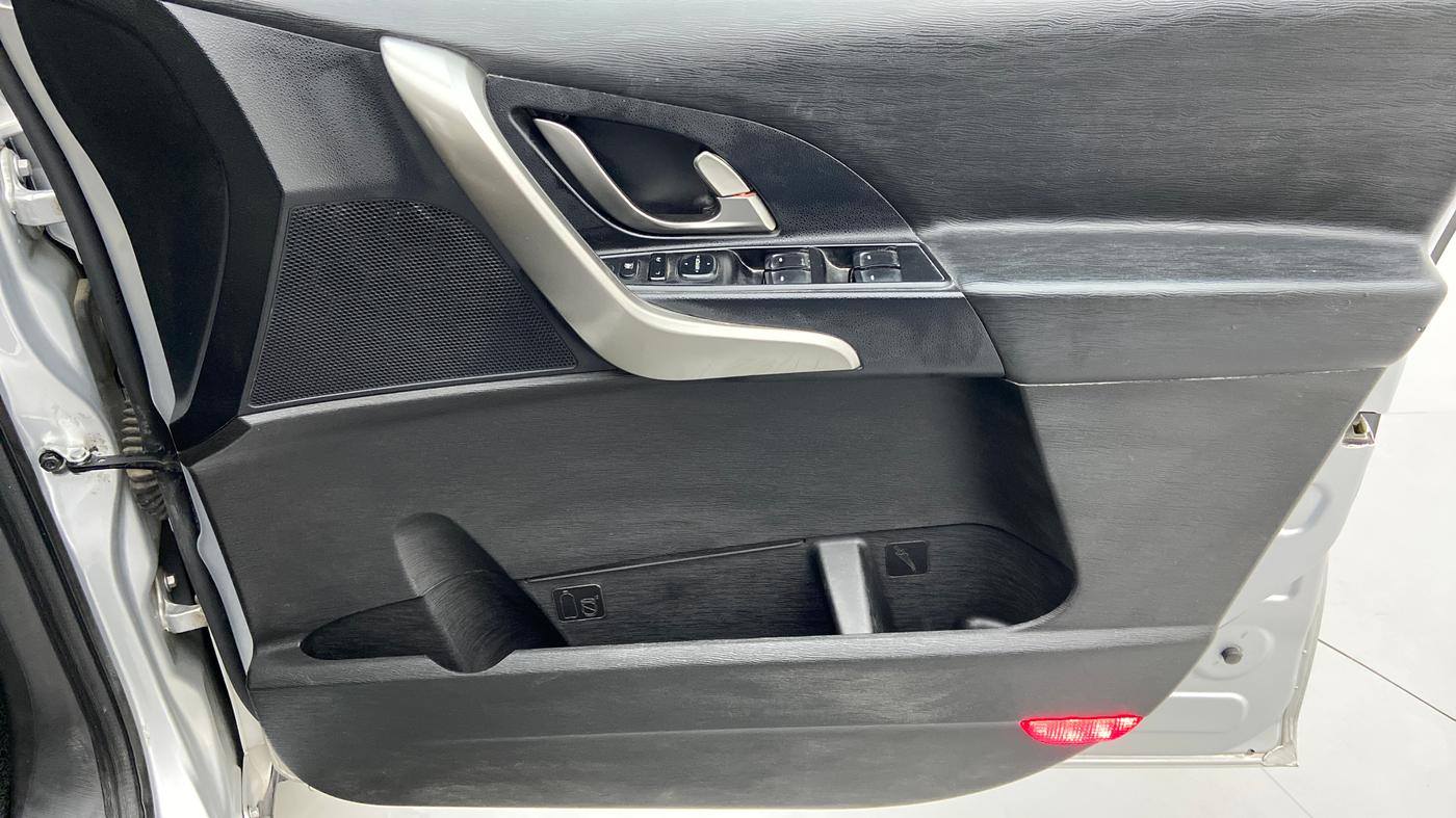 2020 Mahindra XUV500 W9 AT, Diesel, Automatic, 34,665 km, Driver Side Door Panels Control
