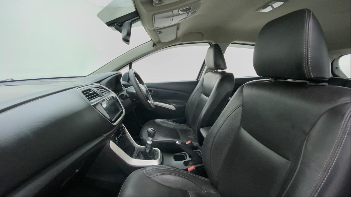 2016 Maruti S Cross ALPHA 1.6, Diesel, Manual, 1,18,540 km, Right Side Front Door Cabin